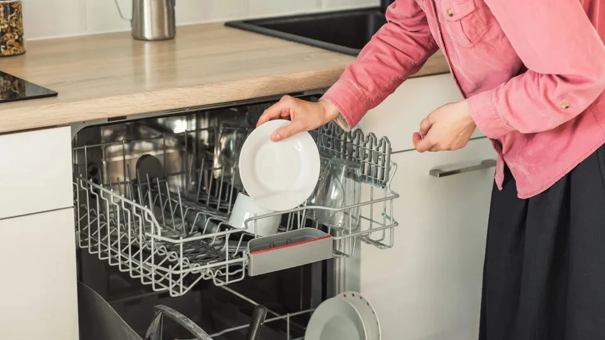 Dlaczego warto wsypać sodę na dno zmywarki raz w miesiącu