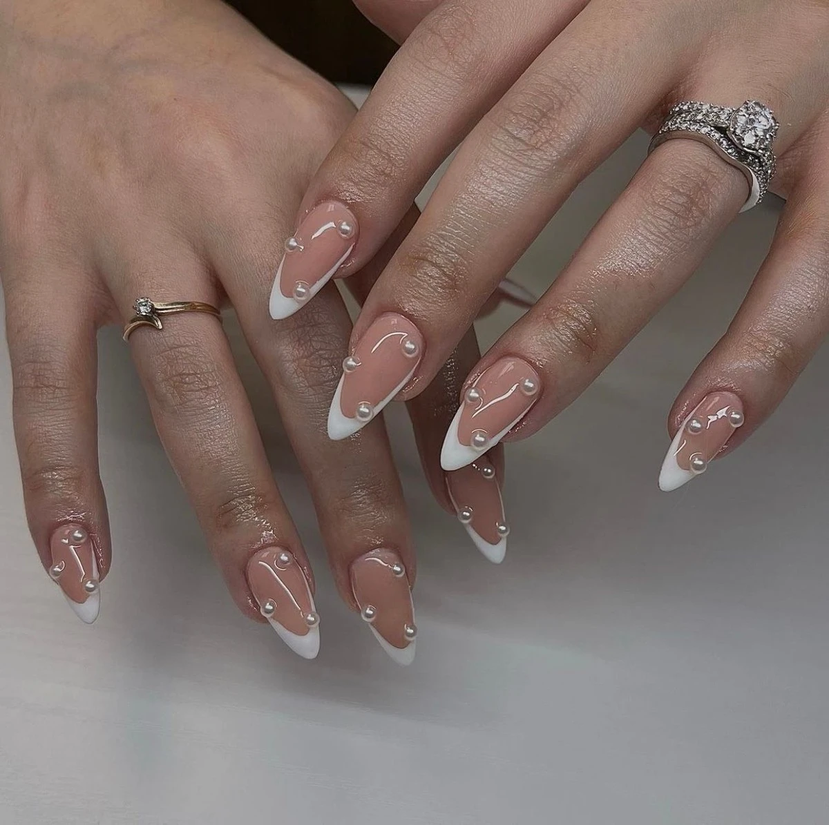 dziesiecpomysow-extra-1.webp Dziesięć pomysłów na manicure na wesele, które pasują do każdej sukienki - image 1