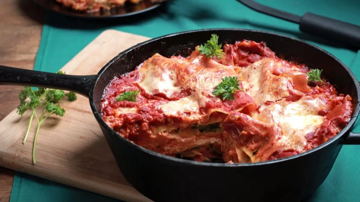 Dlaczego warto wrzucić płaty makaronu bezpośrednio na patelnię