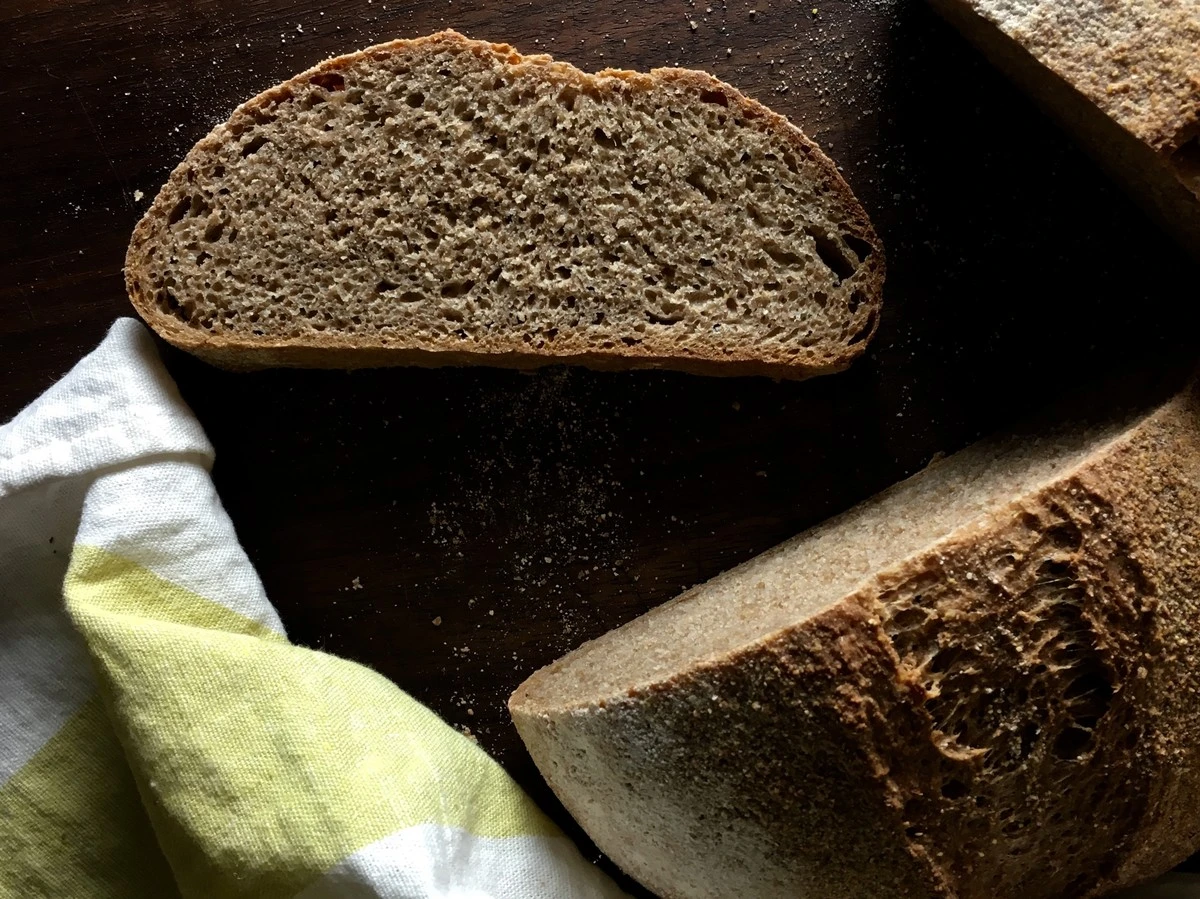 Dlaczego zawsze sprawdzam spód chleba? 3 zasady kupowania pieczywa w polskim markecie - image 1