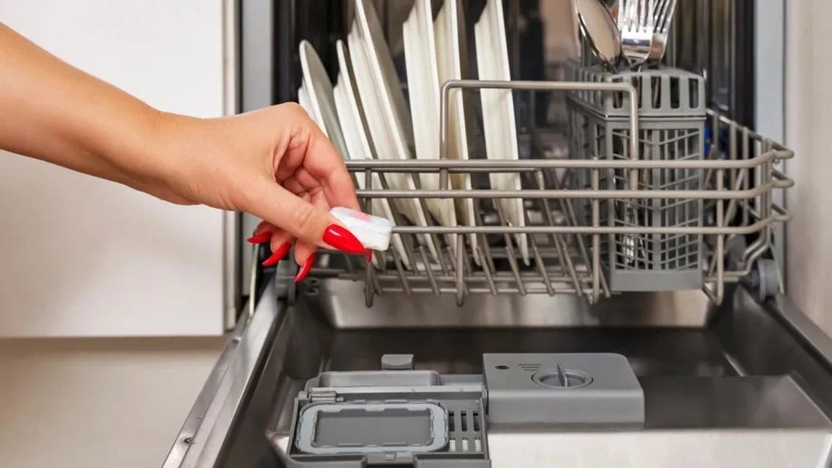 Dlaczego tabletka w zmywarce nie rozpuszcza się do końca
