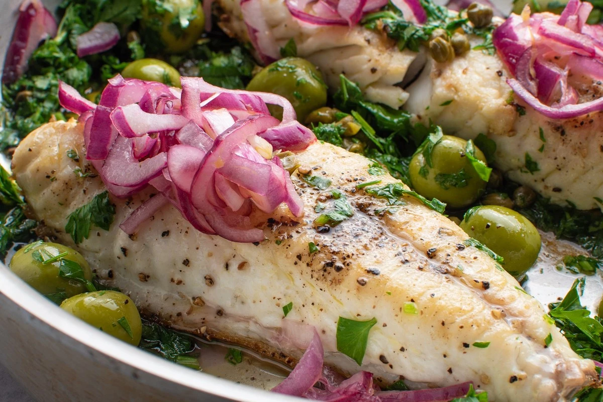 Dlaczego szefowie kuchni zawsze nacinają skórę dorady przed pieczeniem - image 1