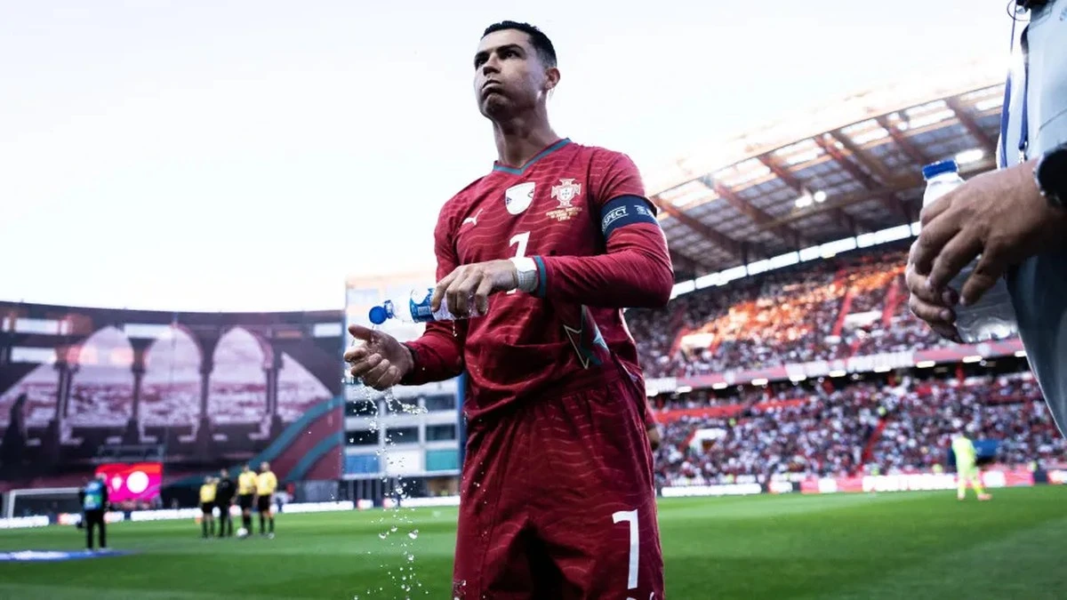 Dlaczego Cristiano Ronaldo wypluwa wodę podczas meczów? To nie przypadek
