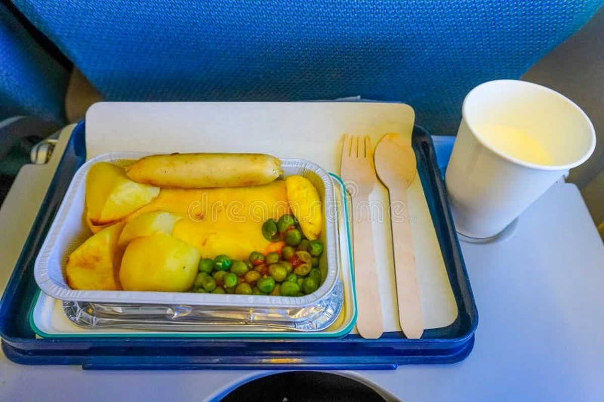 Dlaczego doświadczeni podróżnicy nigdy nie zamawiają makaronu w samolocie - image 1