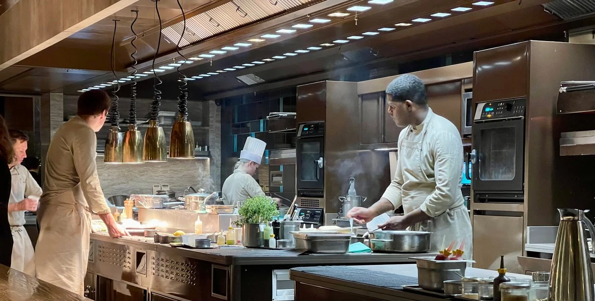 Dlaczego słynny chef porzucił Alma na rzecz 30 krzeseł przy kuchni - image 1