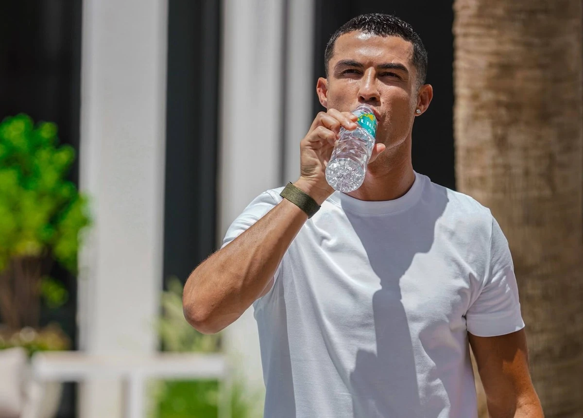 Dlaczego Cristiano Ronaldo wypluwa wodę podczas meczów? To nie przypadek - image 1