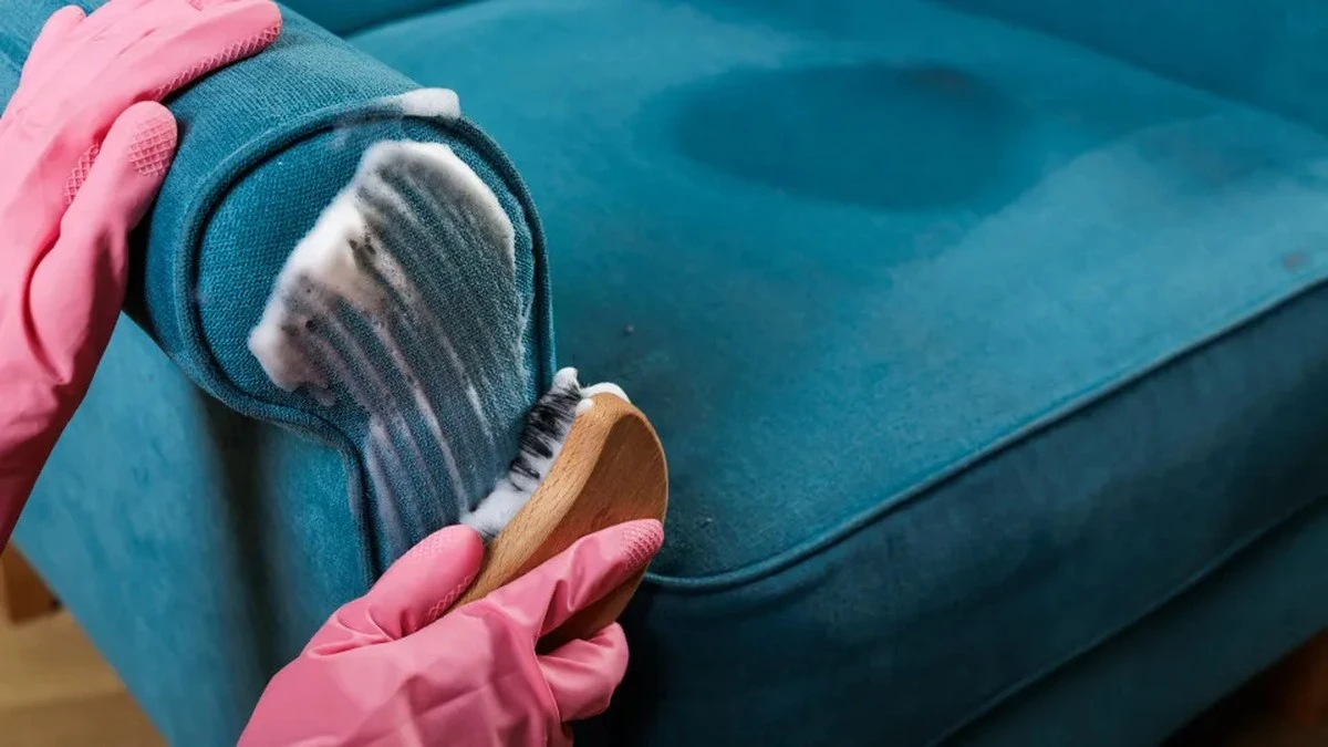 Dlaczego warto wlać odrobinę szamponu do wiaderka z wodą przed myciem podłogi