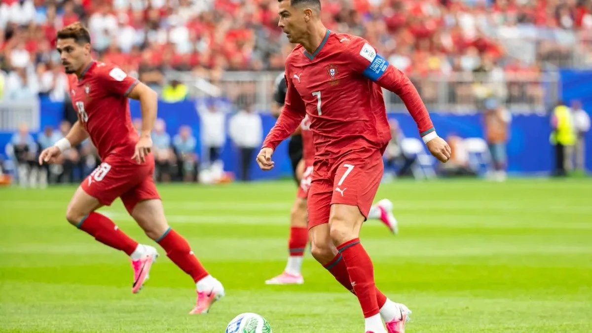 Dlaczego piłkarze na mundialu wybierają różowe buty: to nie przypadek