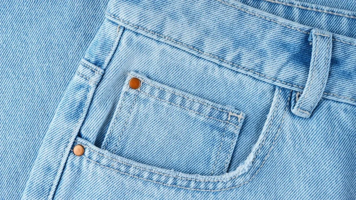Dlaczego warto wkładać jeansy do zamrażarki zamiast do pralki