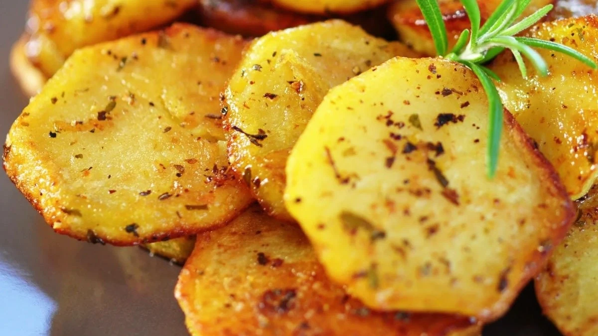 Złoty trik na ziemniaki: unikaj smażenia, a będą chrupać głośniej