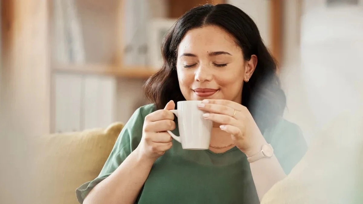 Dlaczego warto poczekać 45 minut z pierwszą kawą, by chronić mózg