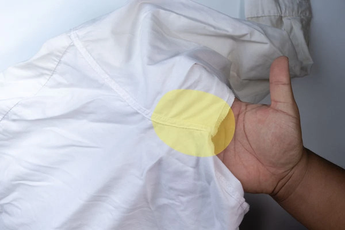 dlaczegotwojebi-extra-1.webp Dlaczego Twoje białe koszule żółkną pod pachami i jak temu zaradzić dwiema łyżkami kuchennego produktu - image 1