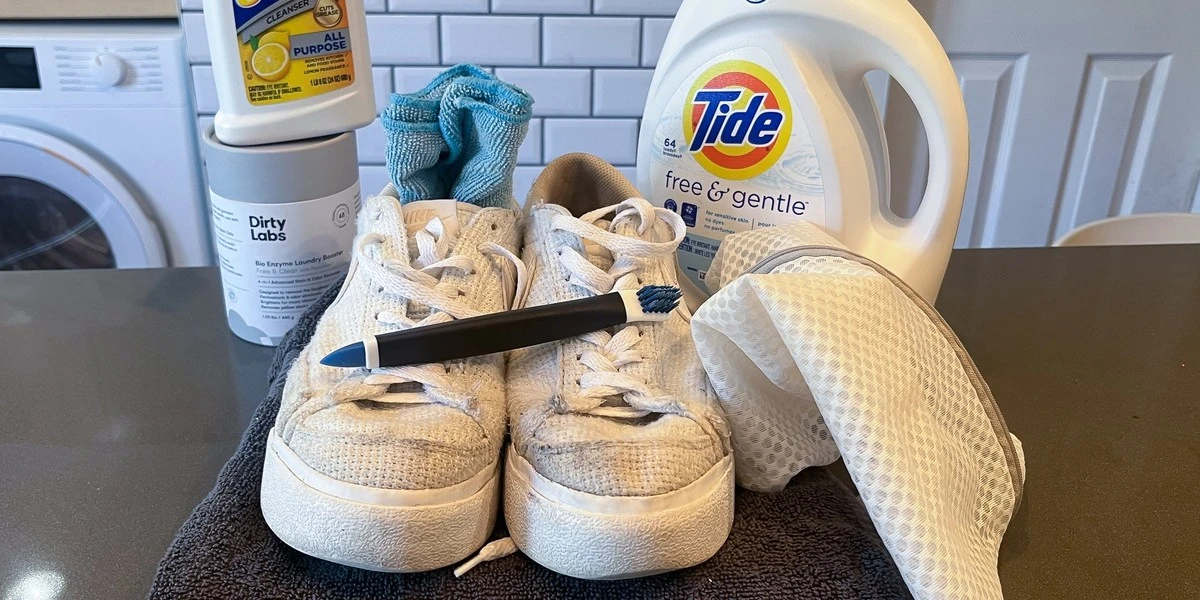 Dlaczego nie warto używać wybielacza do czyszczenia białych sneakersów - image 1