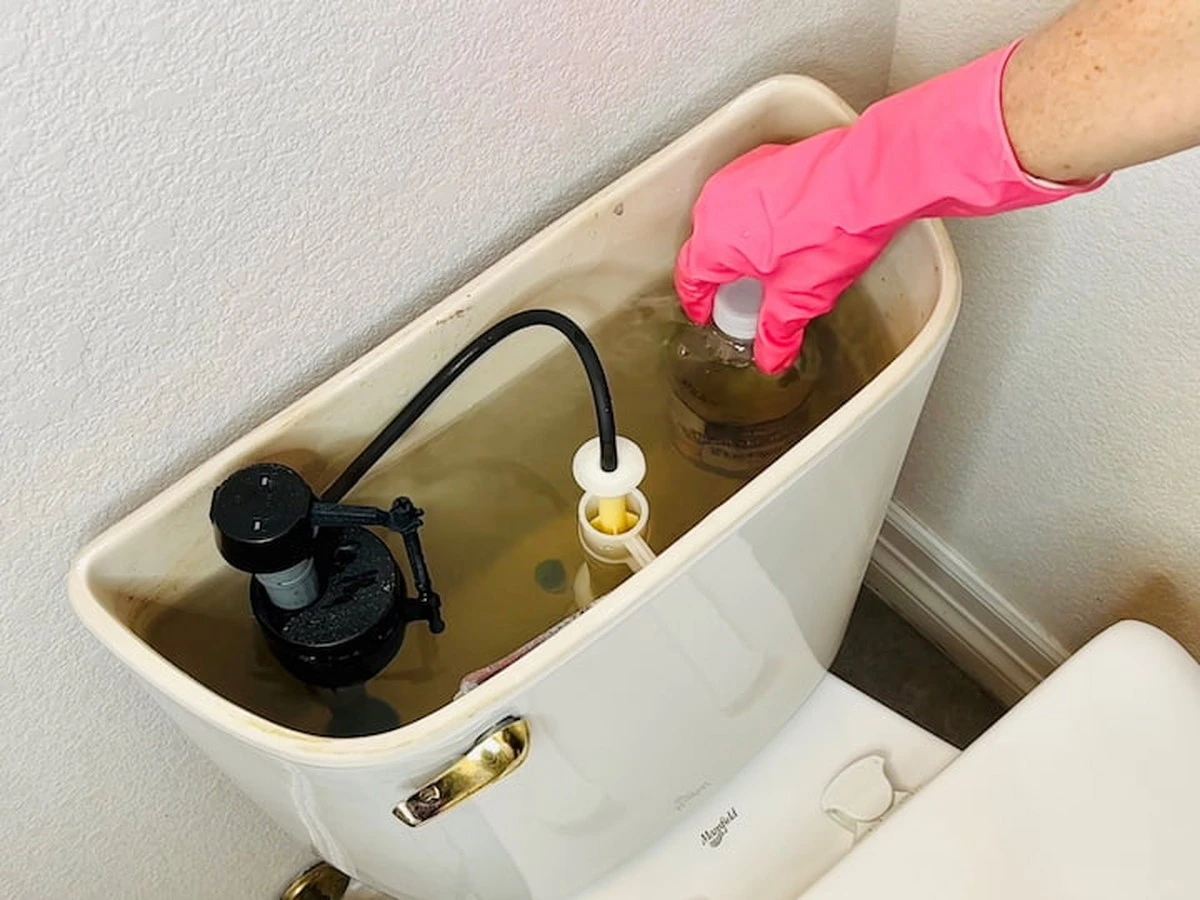 Dlaczego warto wlać litr octu do spłuczki w toalecie raz w miesiącu - image 1