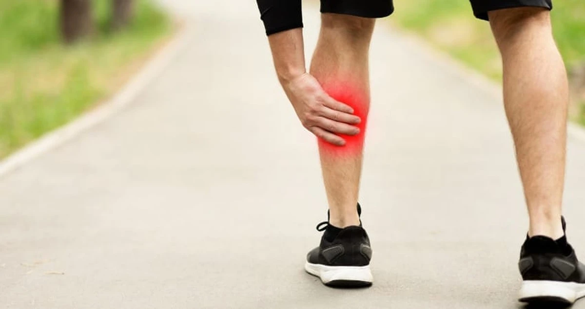 Dlaczego Twoje łydki pieką podczas spaceru? Kardiolog wskazuje na ukryty problem z tętnicami - image 1