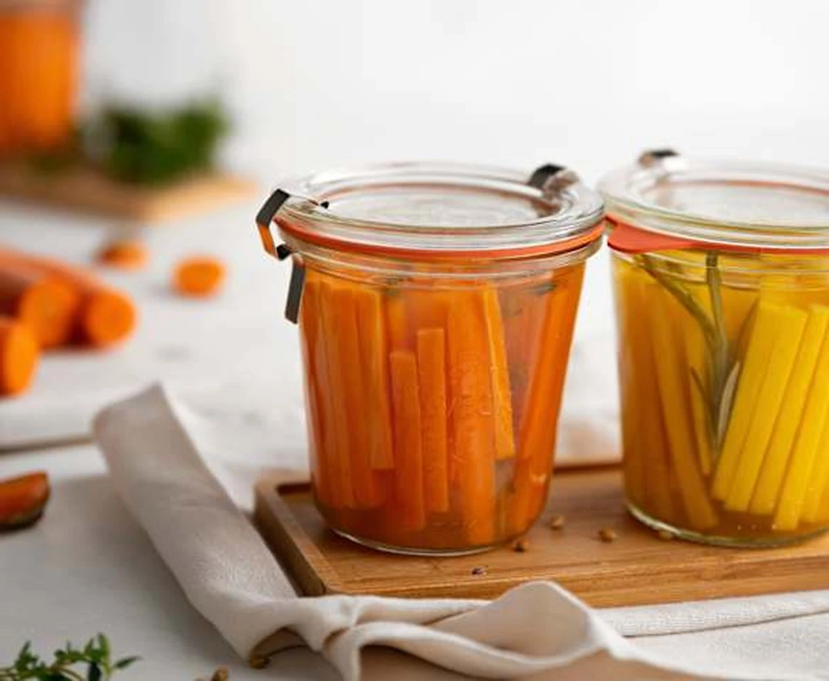 Dlaczego warto wrzucić ząbek czosnku do słoika z marchewką na trzy dni - image 1