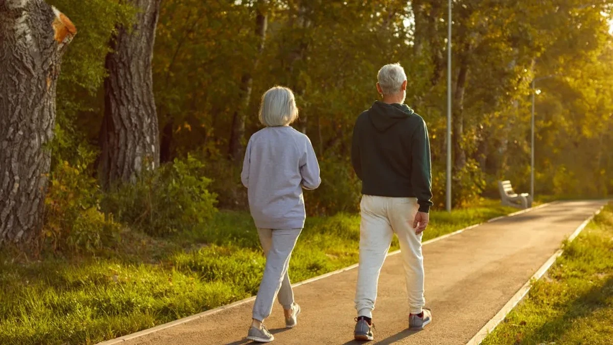 Trzy proste nawyki po kolacji, które odmienią twój sen i trawienie