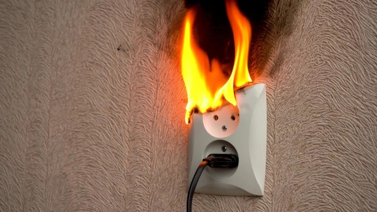 Dlaczego warto wyciągnąć te 7 wtyczek z kontaktu przed snem - image 1