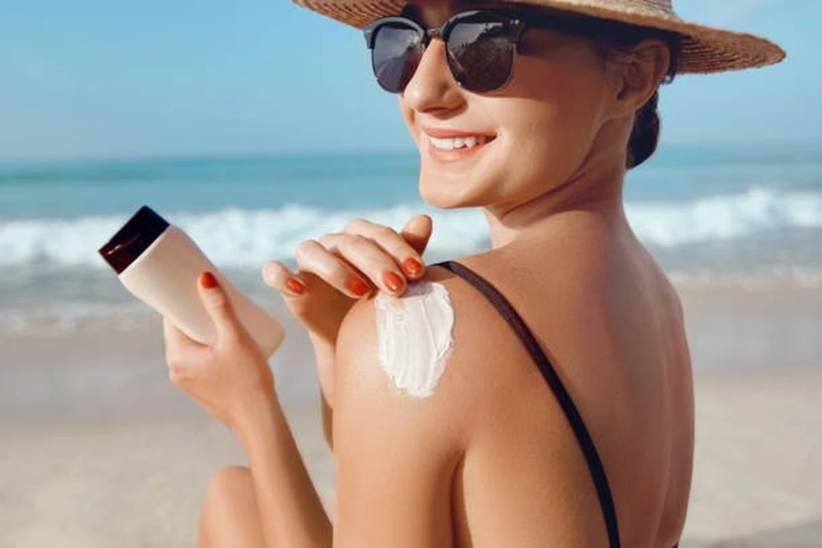 Pięć błędów przy nakładaniu kremu z filtrem, przez które twoja skóra cierpi na plaży - image 1