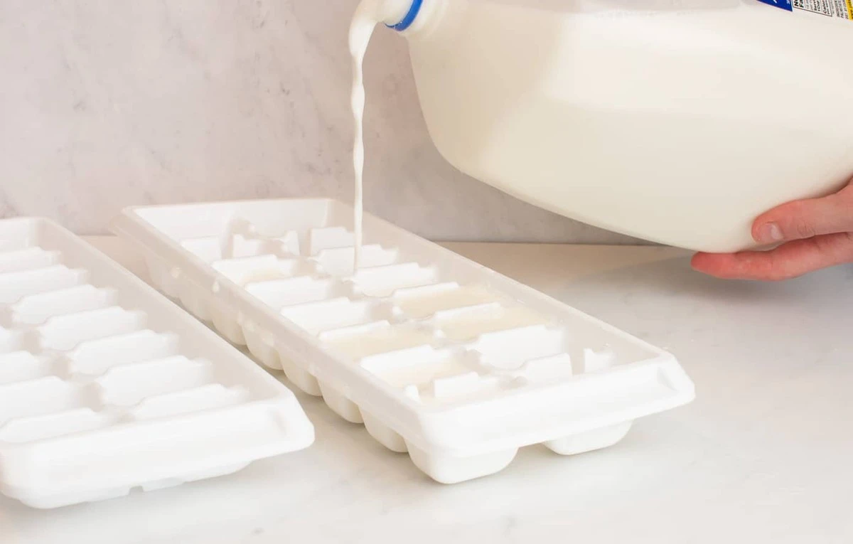 Dlaczego mrożenie mleka w kartonie to błąd, który psuje jego smak - image 1