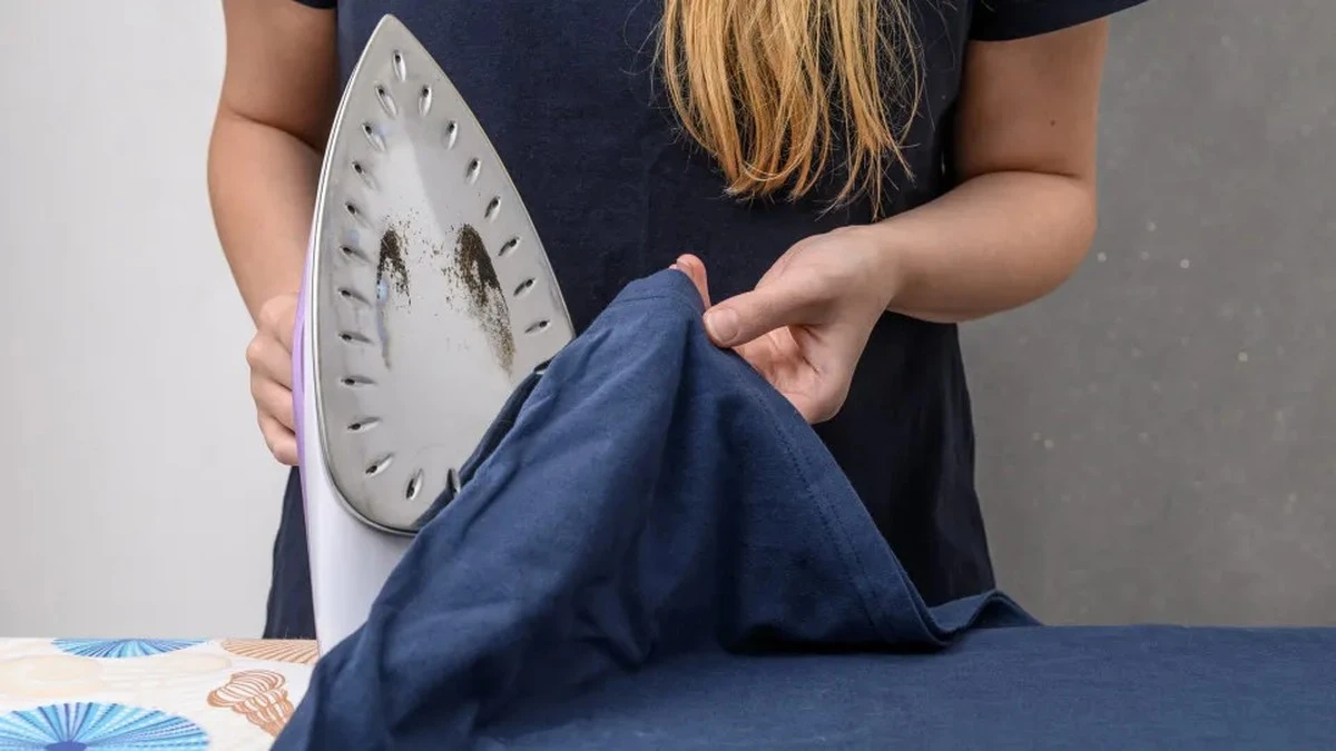 Dlaczego żelazko zostawia brudne ślady na ubraniach i jak wyczyścić je w 15 minut