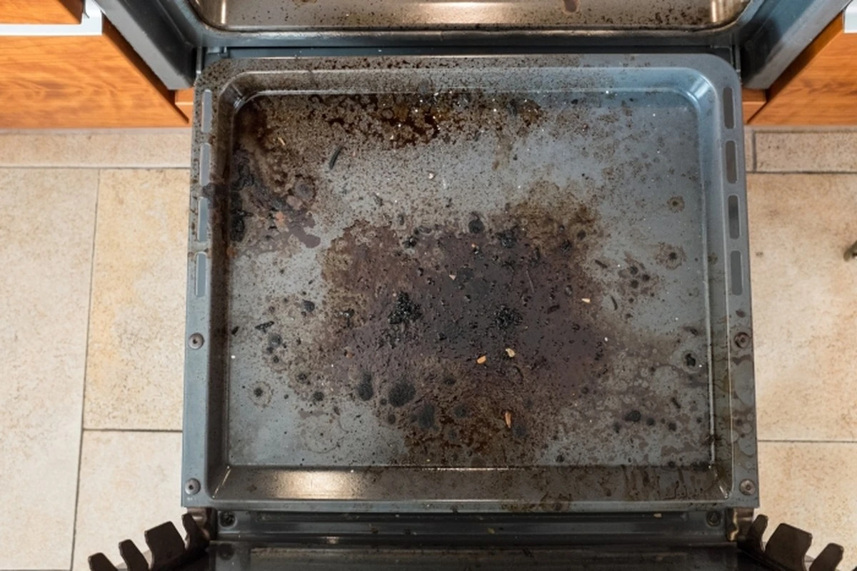 Ten ukryty element piekarnika pominąłeś podczas ostatniego sprzątania - image 1