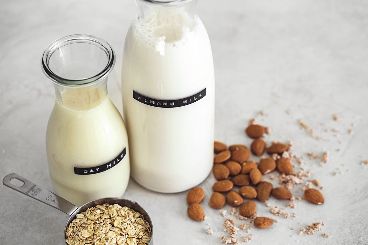 czterynapojeros-extra-1.webp Cztery napoje roślinne, które mają więcej sensu niż tradycyjne mleko - image 1