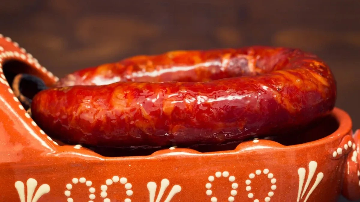 Dlaczego pieczona kiełbasa wychodzi zbyt sucha? Jeden trik zmienia wszystko
