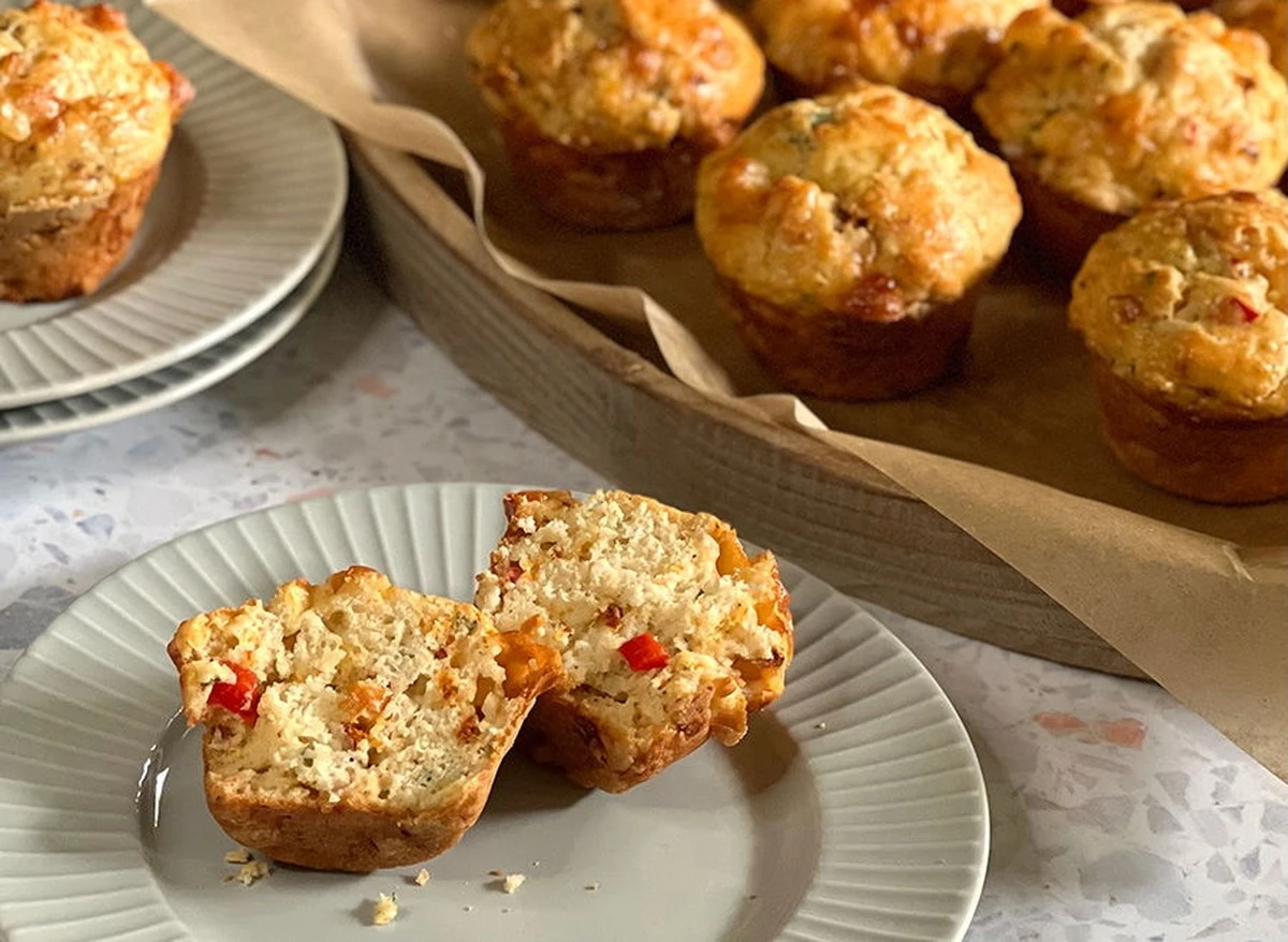 Dlaczego warto dodać plasterek pikantnej kiełbasy do porannych muffinek - image 1