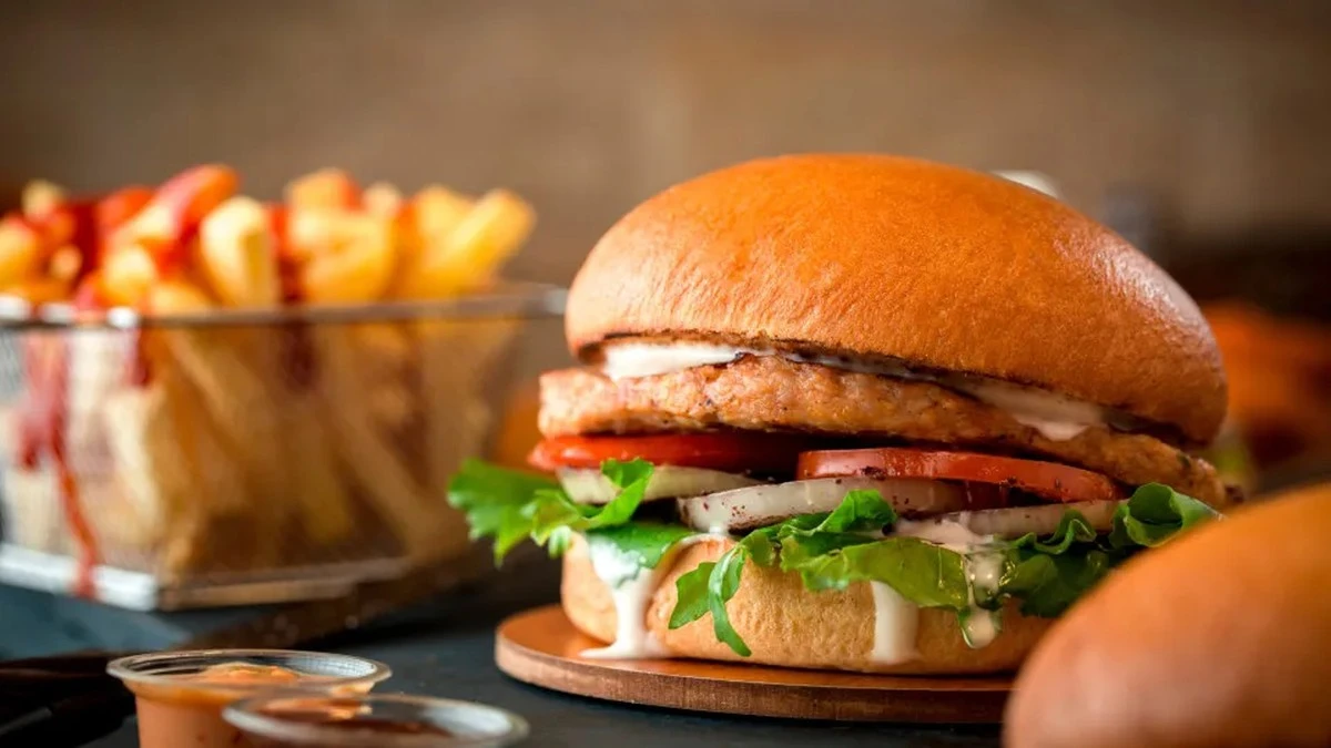 Czego trenerzy personalni nigdy nie zamawiają w fast foodzie, a co wybierają bez wyrzutów sumienia