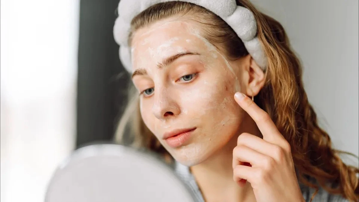 Dlaczego codzienne złuszczanie twarzy to największy błąd, jaki popełniasz przed lustrem