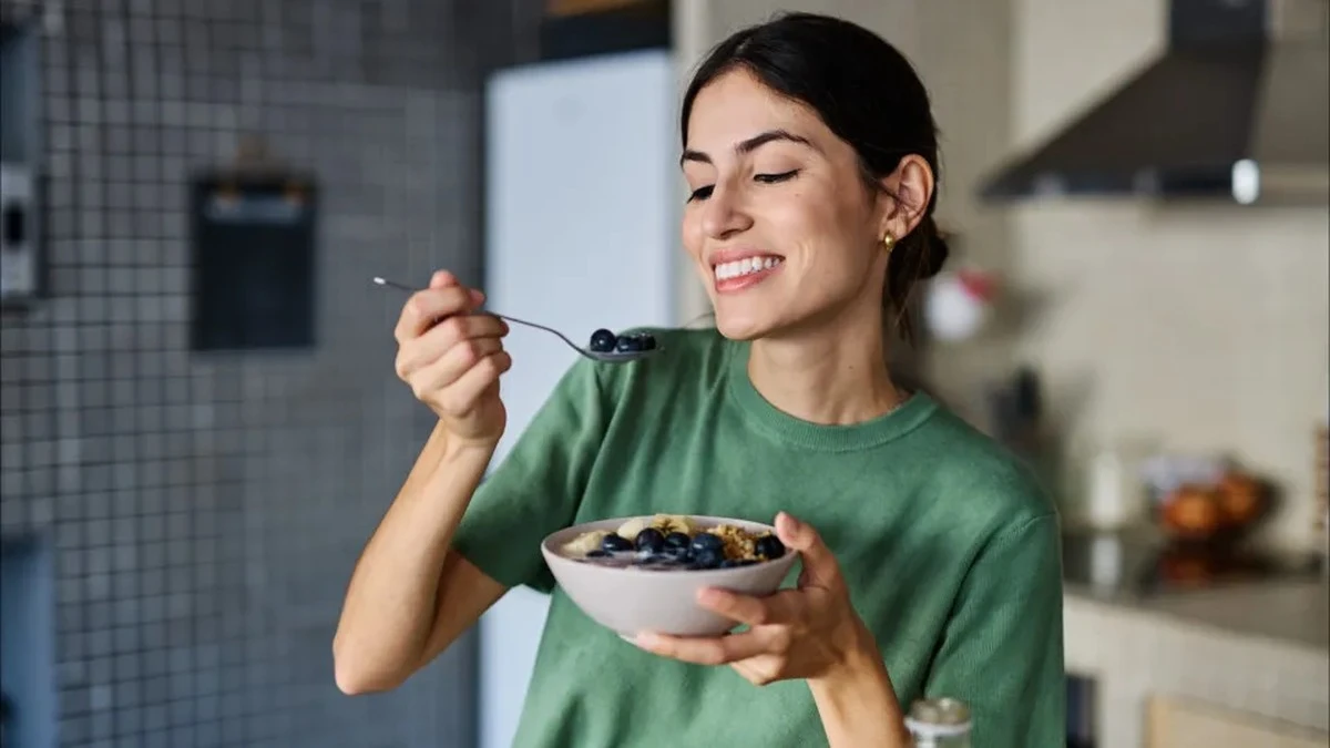 Dlaczego rano warto zjeść dwa kiwi zamiast łykania drogich suplementów z błonnikiem