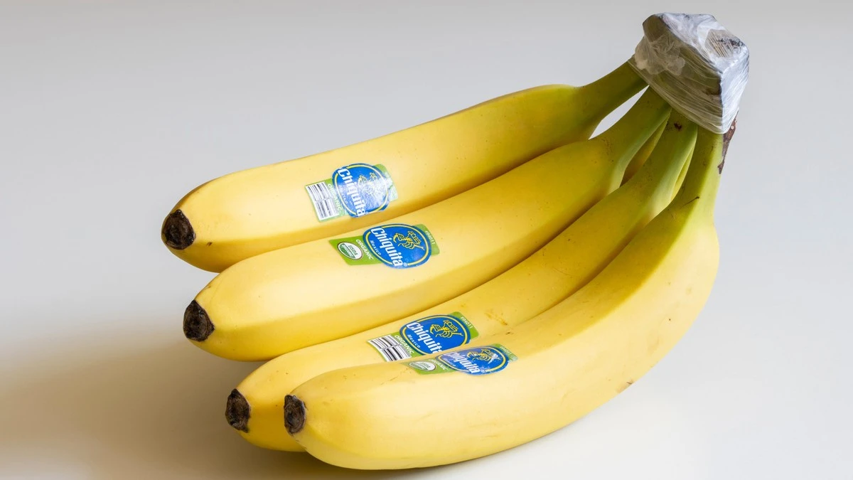 Dlaczego warto owinąć końcówki bananów folią aluminiową zaraz po powrocie ze sklepu - image 1