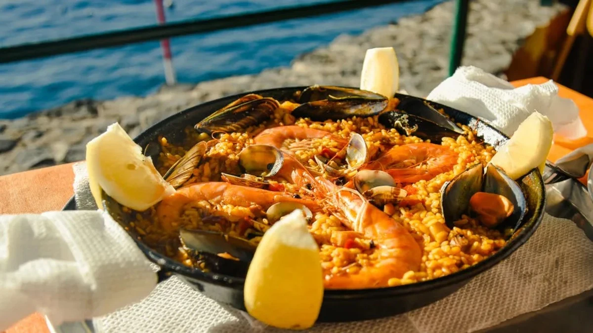 Dlaczego tradycyjna paella smakuje tak dobrze tylko w Walencji i jak to zmienić w domowej kuchni