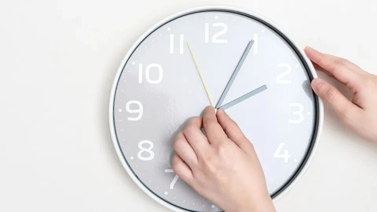 Dlaczego warto ustawiać budzik 15 minut wcześniej już teraz