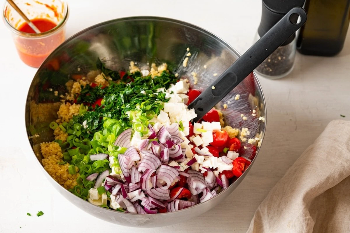 Dlaczego sałatka z kaszą bulgur i serem feta to najlepszy pomysł na letni obiad - image 1