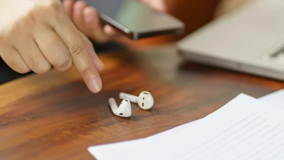 Jeden nawyk przy korzystaniu ze słuchawek, który niszczy Twój słuch