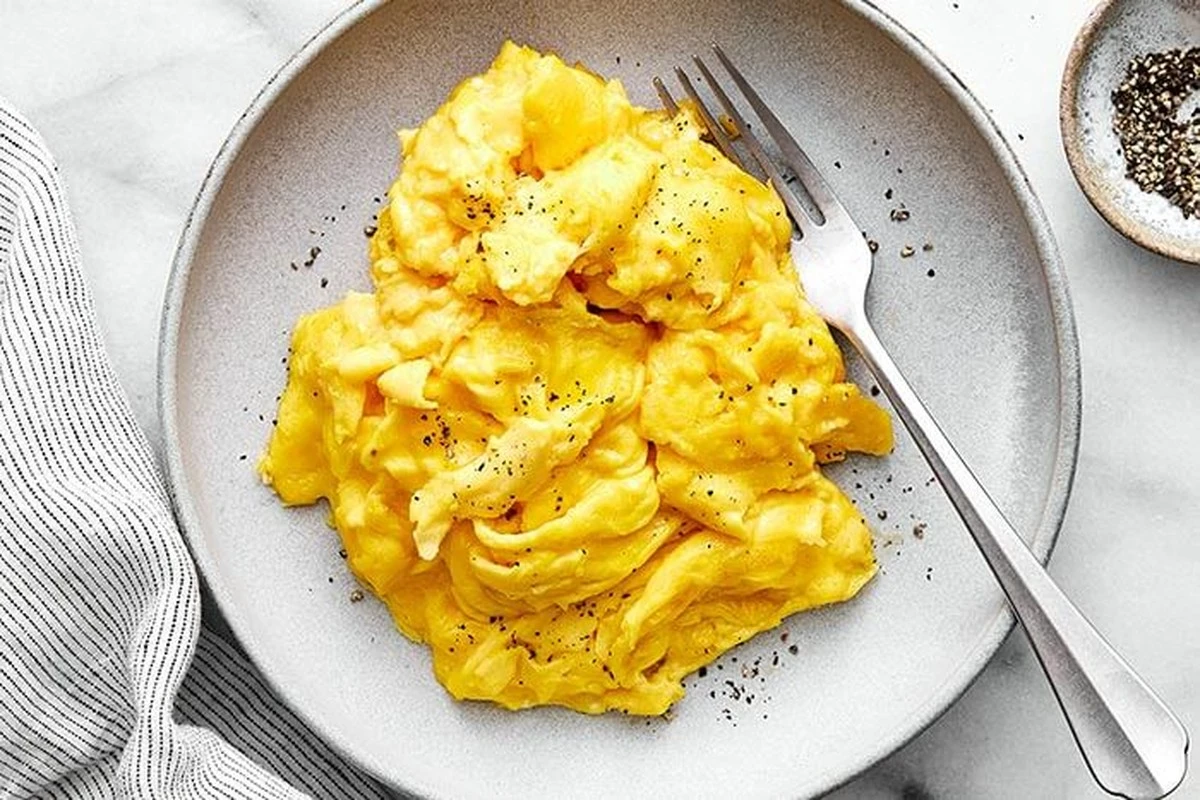 dlaczegoszefowi-extra-1.webp Dlaczego szefowie kuchni zawsze dodają łyżkę mleka do jajecznicy - image 1