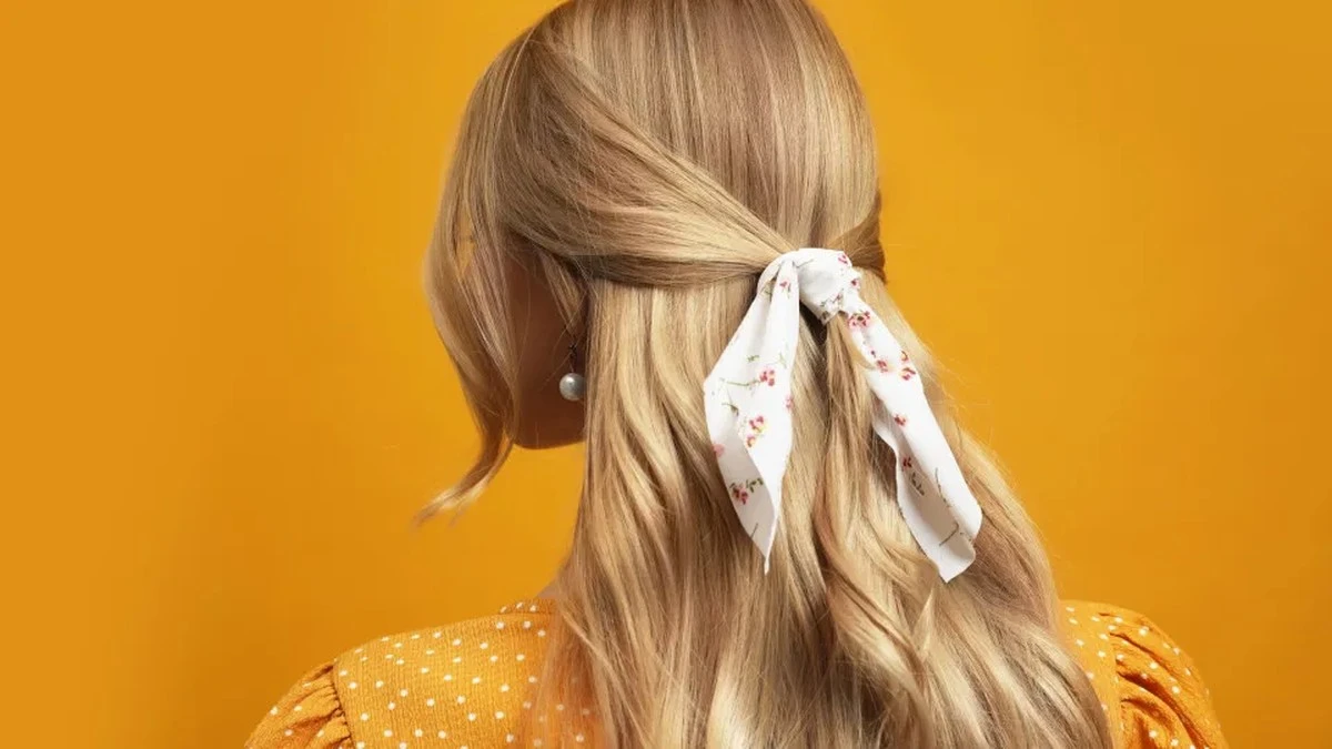 Dlaczego stylowe Polki coraz częściej wiążą jedwabną chustę zamiast gumki do włosów