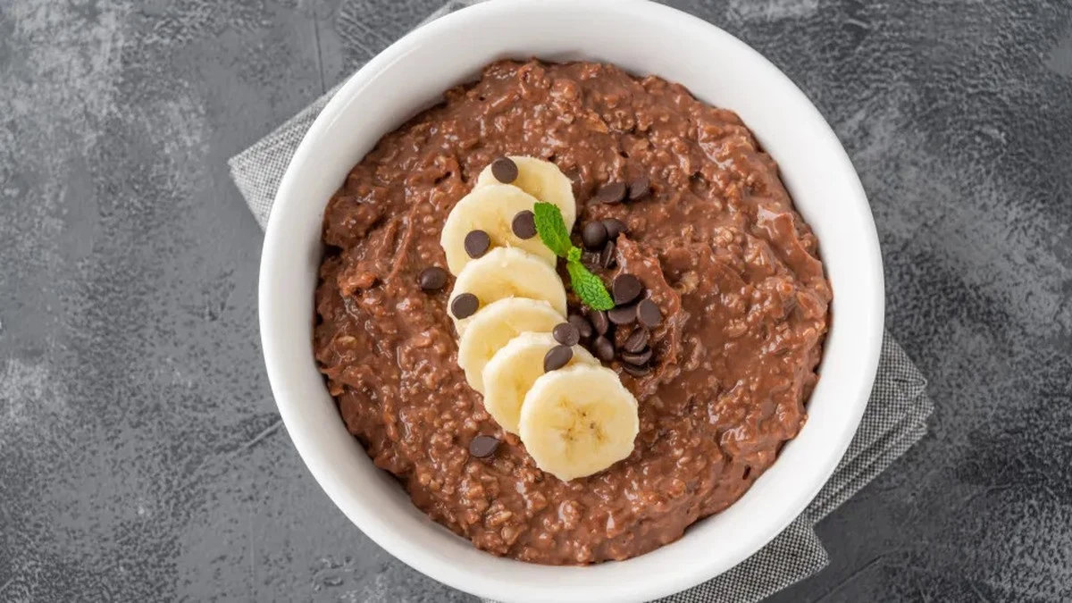 Dlaczego do owsianki warto dodać kostkę gorzkiej czekolady właśnie w deszczowe dni