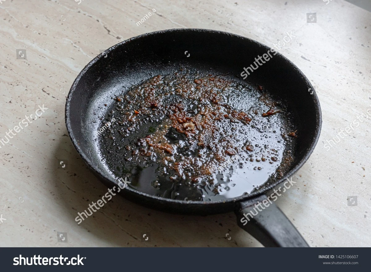 Dlaczego doświadczone gospodynie posypują przypaloną patelnię kwaskiem cytrynowym - image 1