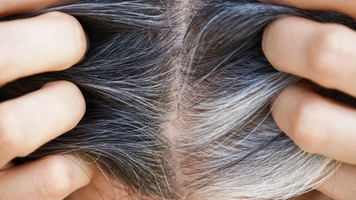 Srebrne pasemka: Ten trik z Rossmanna ukryje odrost na 6 miesięcy