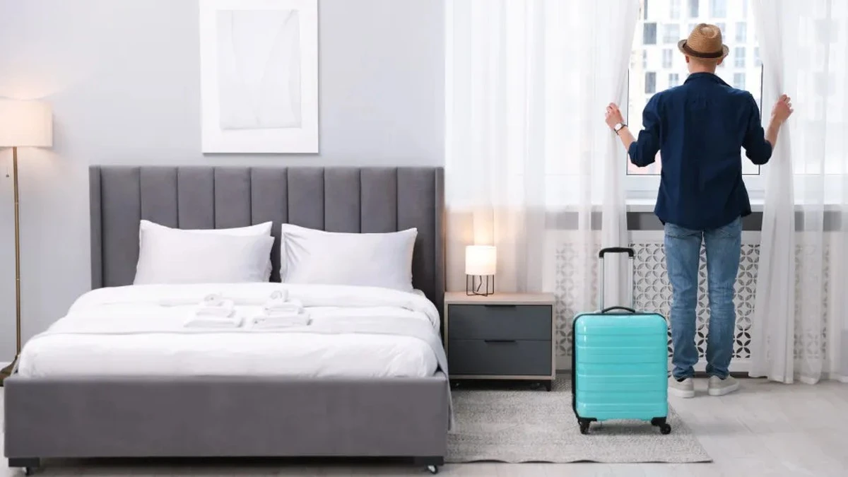 Dlaczego obsługa hoteli coraz częściej liczy wieszaki w Twojej szafie