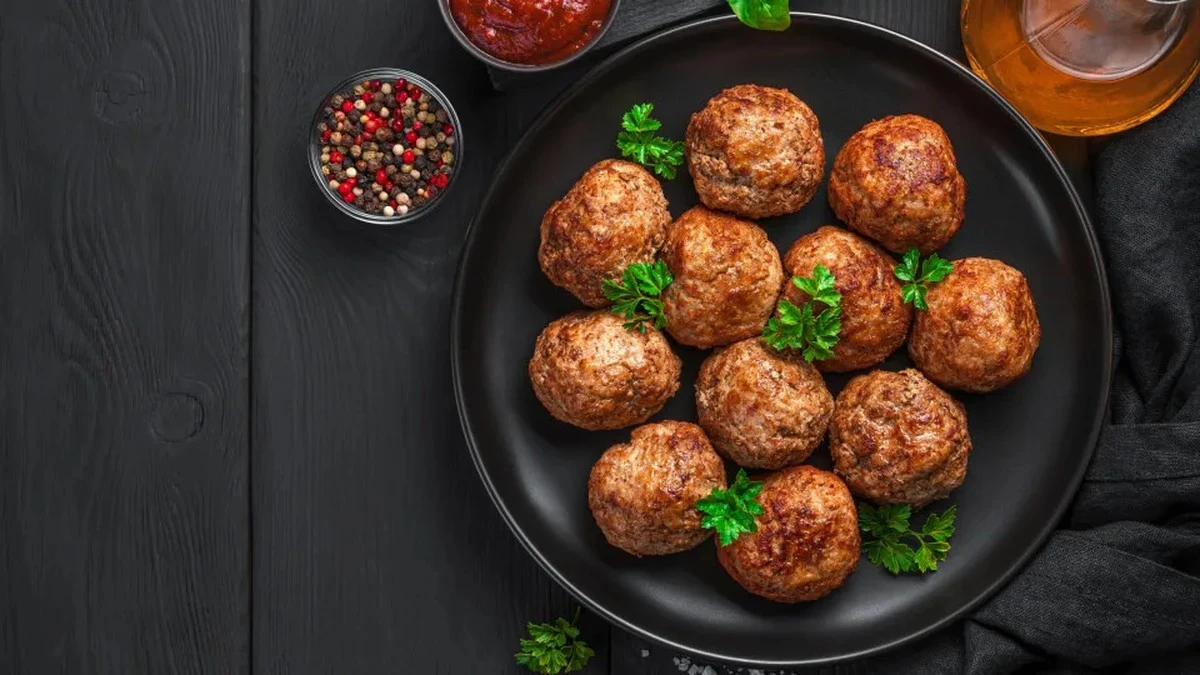 Dlaczego warto wkładać kulki mozzarelli do mięsa mielonego przed włożeniem do frytkownicy beztłuszczowej
