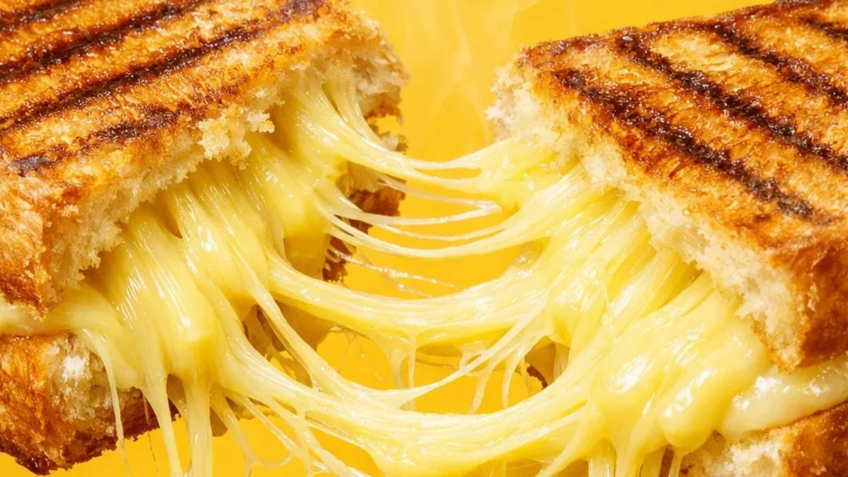 Dlaczego warto posypać chleb cukrem przed smażeniem: sekret chrupiącej tosty z TikToka