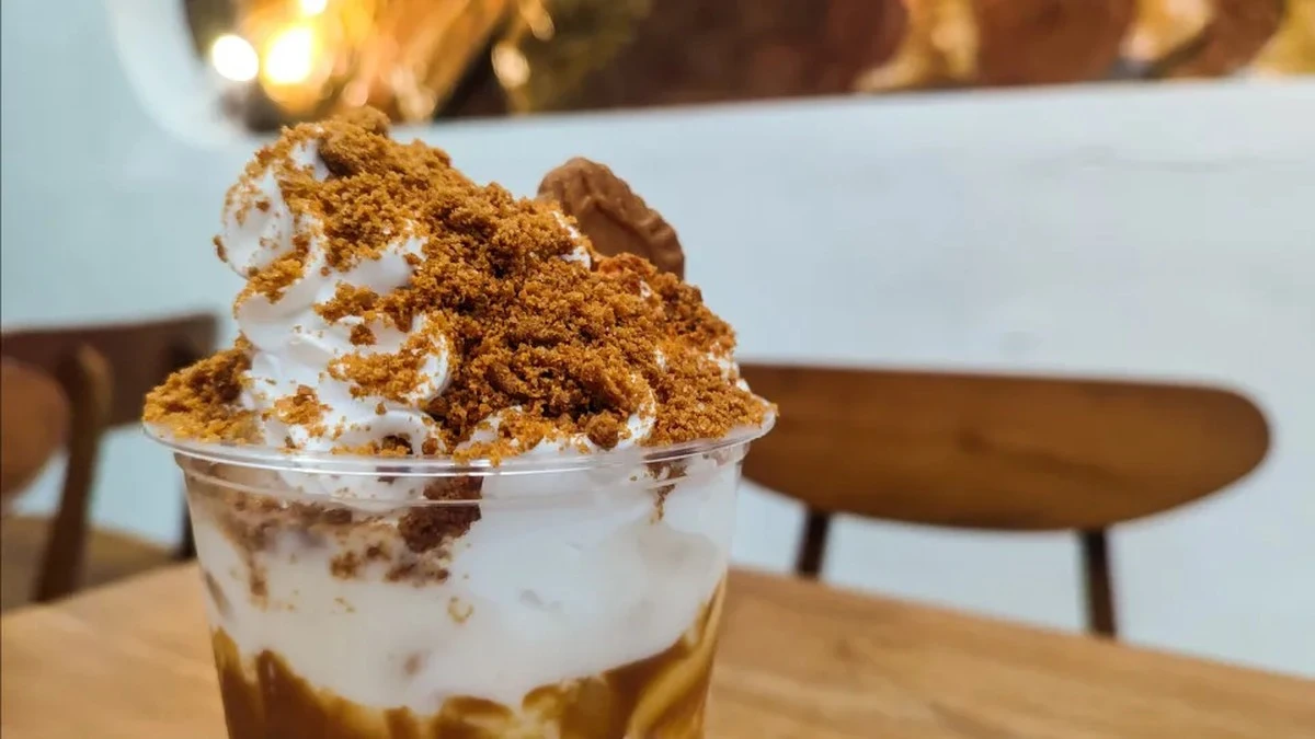 Dlaczego miłośnicy słodyczy zamieniają lody ze sklepu na domowy deser z ciasteczek Biscoff