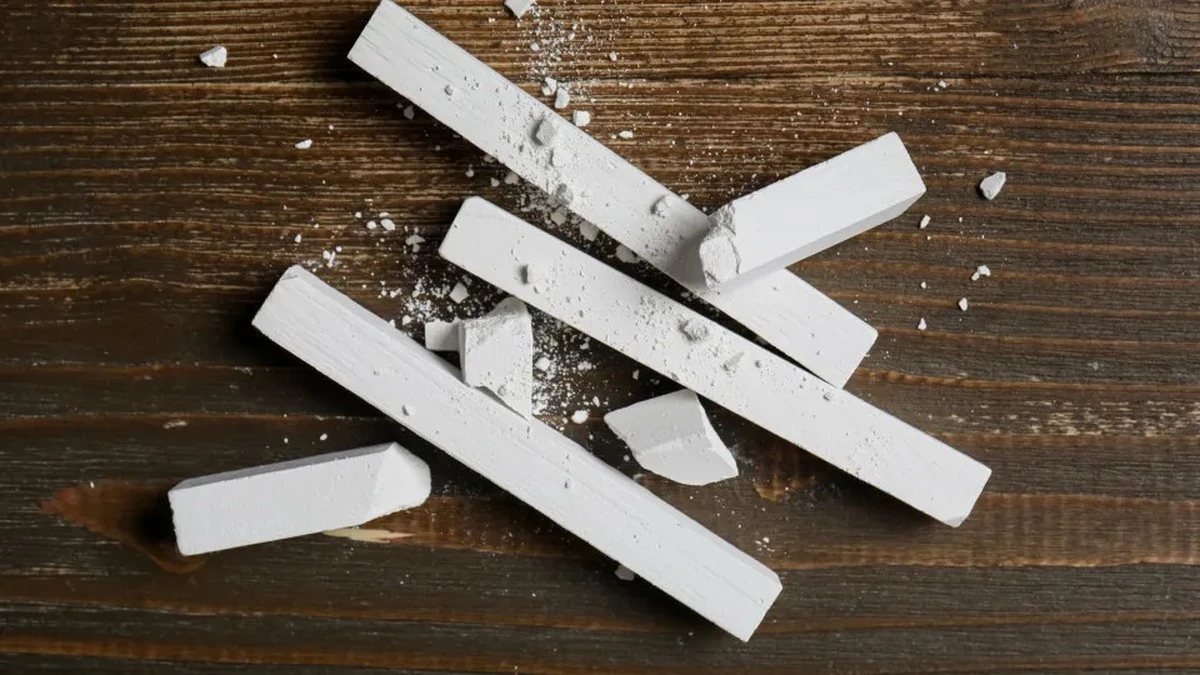 Dlaczego warto trzymać zwykłą kredę szkolną w kuchennej szufladzie