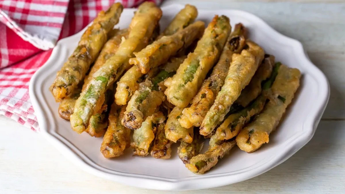 Dlaczego warto wrzucić zieloną fasolkę na gorący olej zamiast do sałatki