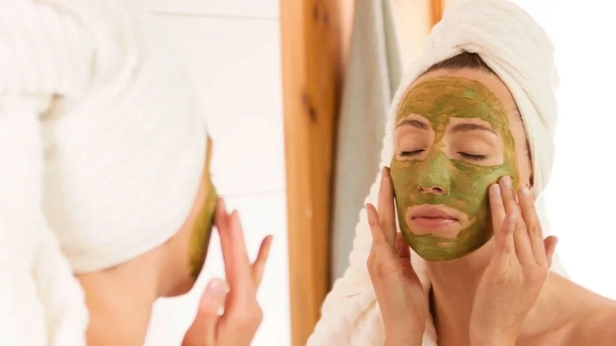 Zrezygnuj z drogerii: ten żółty proszek z kuchni daje efekt salonu