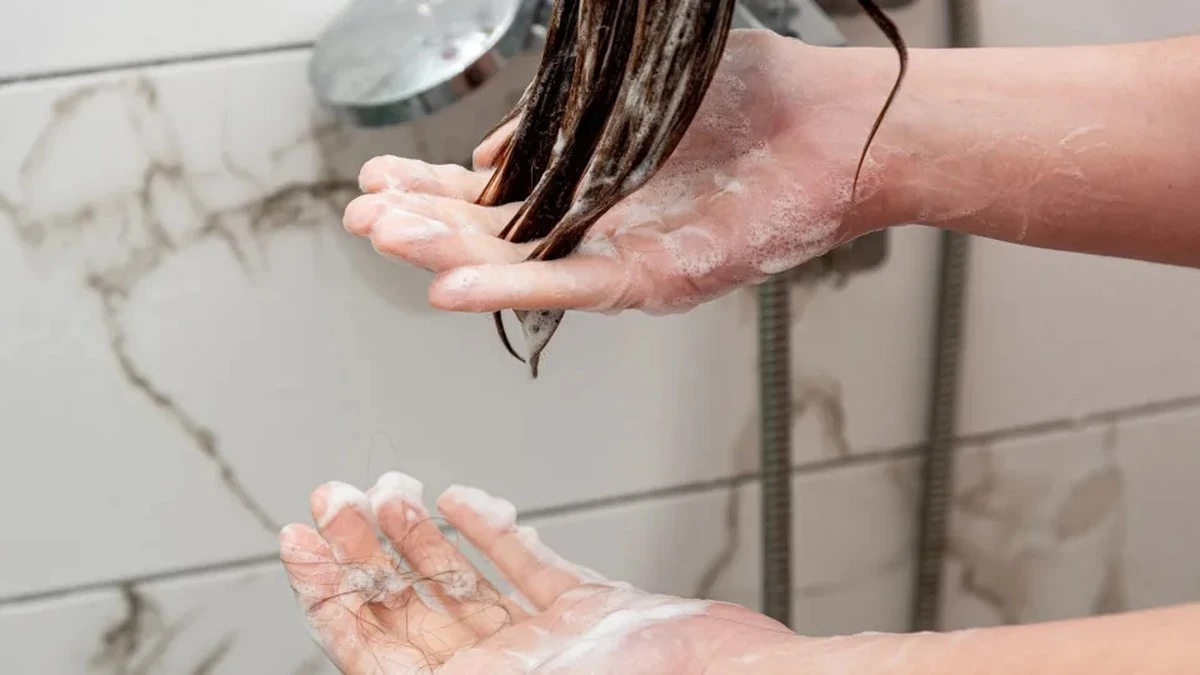 Dlaczego nakładasz odżywkę na całe włosy? To częsty błąd, który je osłabia